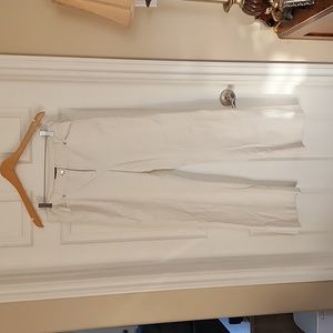 Tahari White Ribbed Dress pants. Size 10.‎
